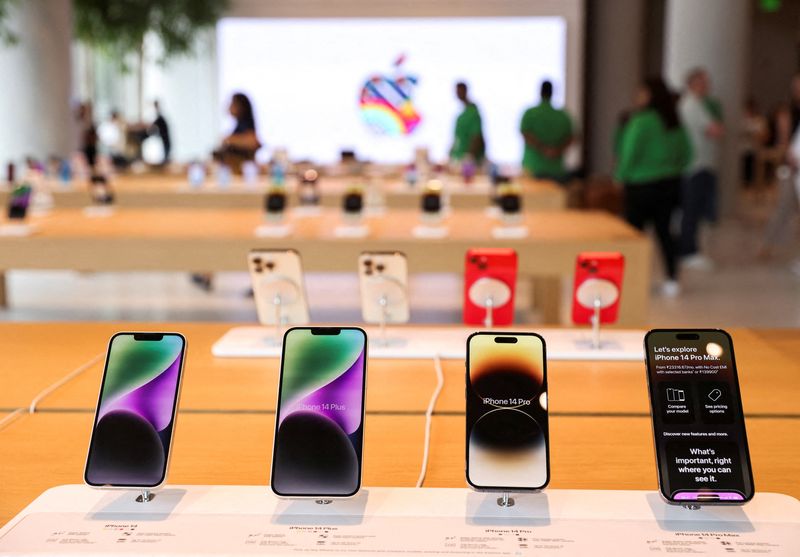 Apple loses top spot as phone manufacturer to Samsung as iPhone shipments fall, says IDC