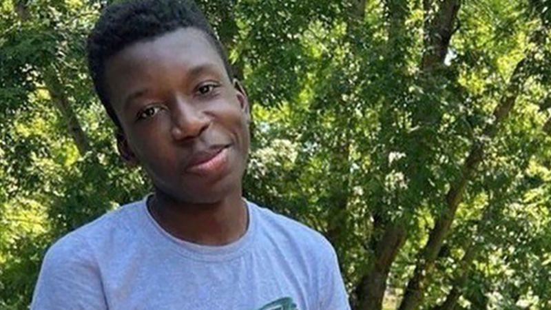 De blanke huiseigenaar die wordt beschuldigd van het neerschieten van een zwarte tiener die aanbelde, geeft zichzelf aan en wordt op borgtocht vrijgelaten