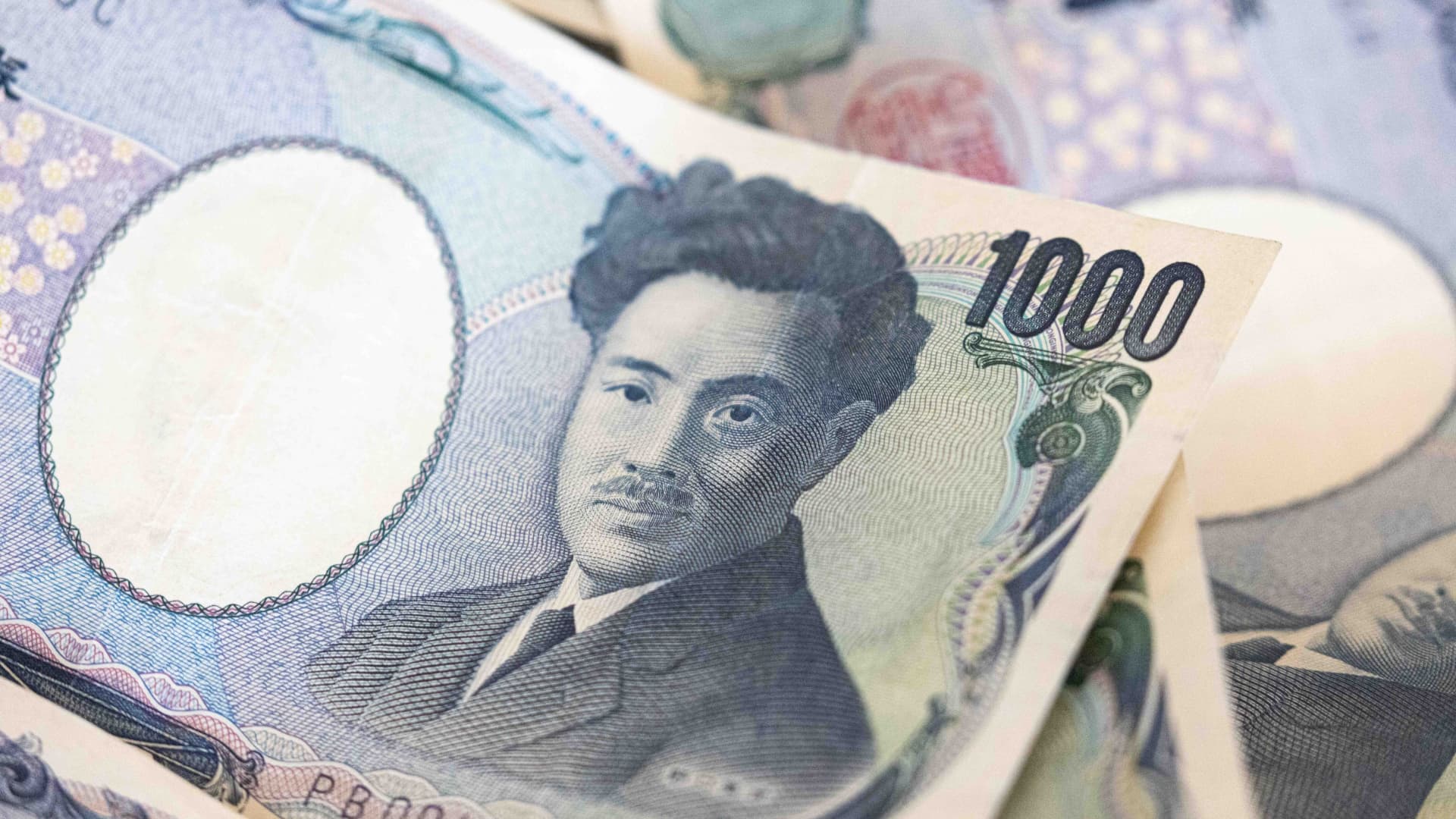 The Japanese yen weakens against the US dollar for the first time since 1990 to 160