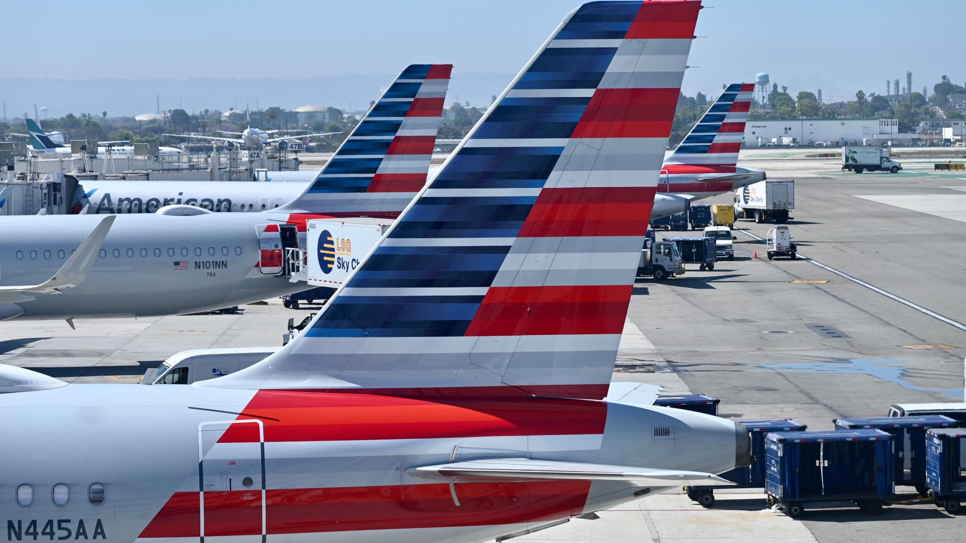 American Airlines cuts growth after sales strategy fails