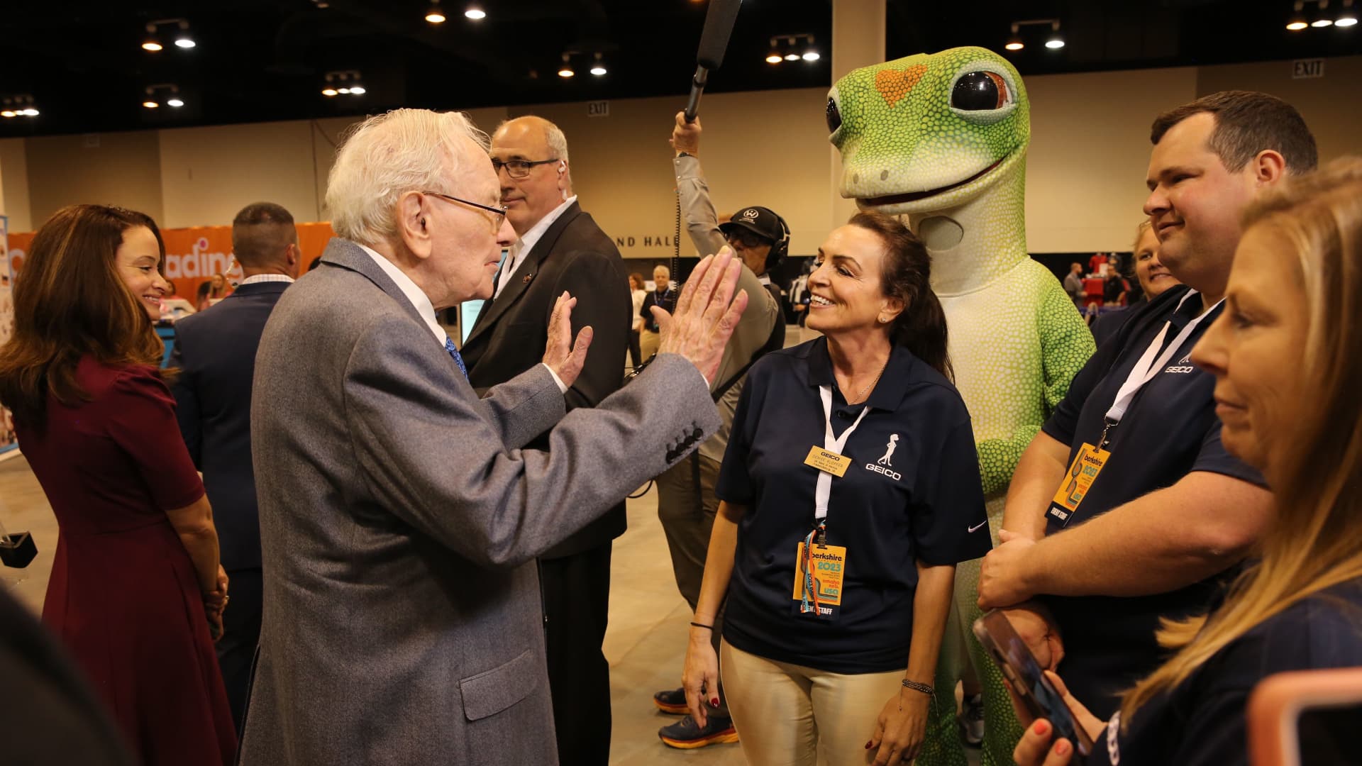 Berkshire Hathaway's 2024 meeting is Saturday.  Here's how to watch