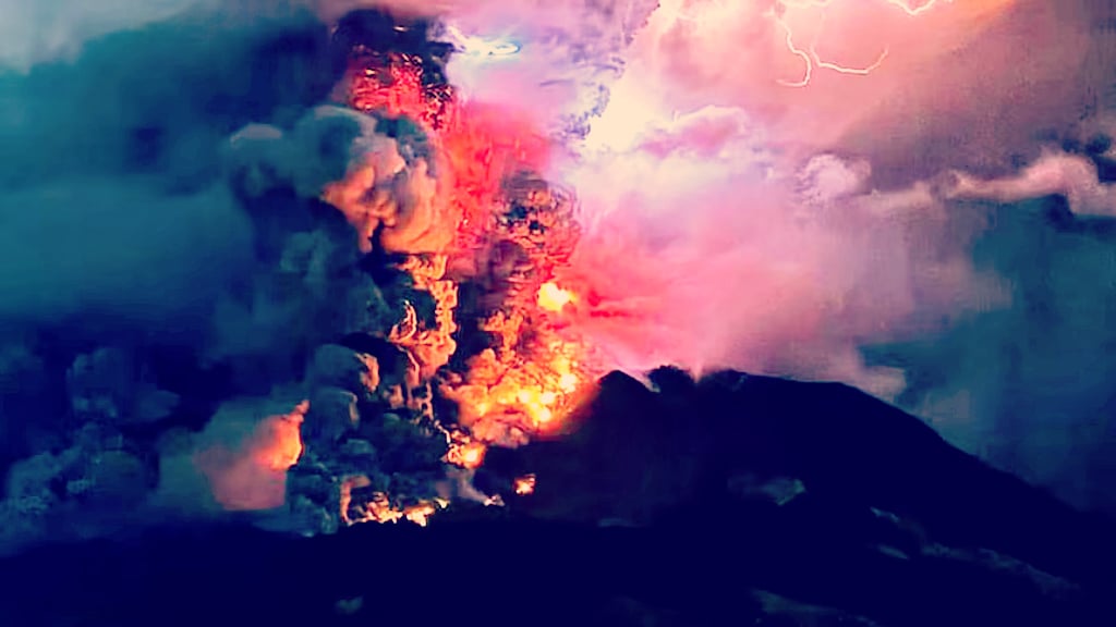Indonesian volcano explodes in smoke, lava and lightning – Second eruption of Mount Ruang in a week forces thousands to evacuate (VIDEO) |  The Gateway expert