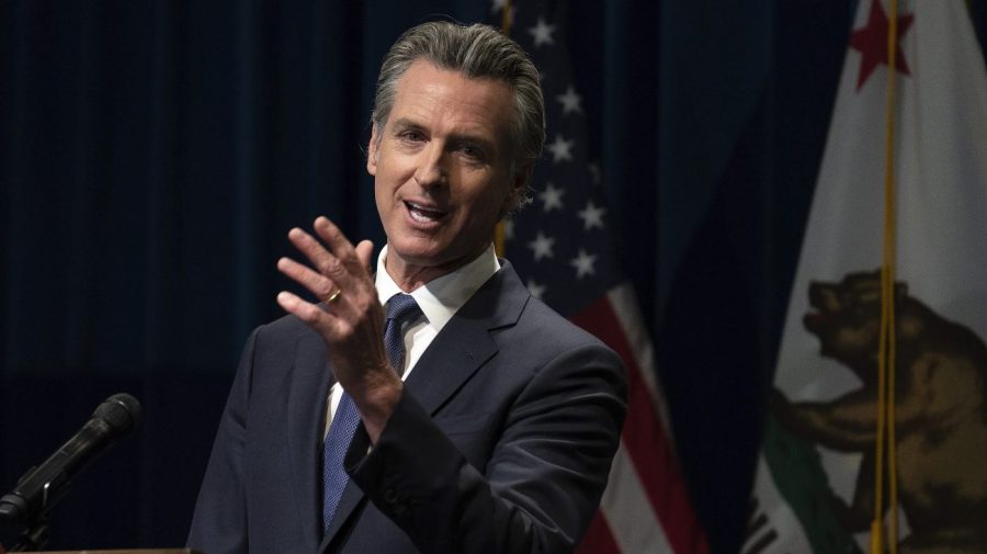 Newsom signs bill to allow doctors in Arizona to perform abortions in California