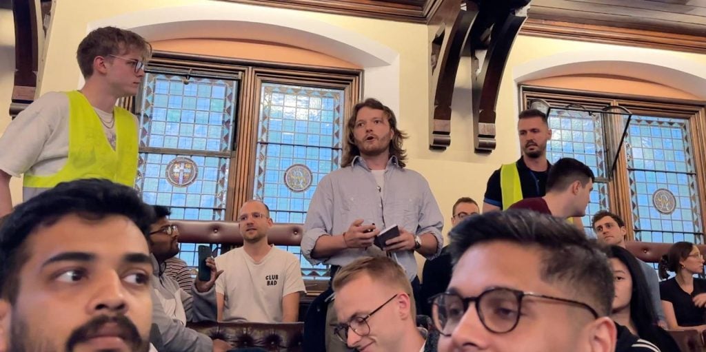 Protesters in Gaza disrupt Peter Thiel's speech at Cambridge Union – trap him inside and block him from entering the building (video) |  The Gateway expert
