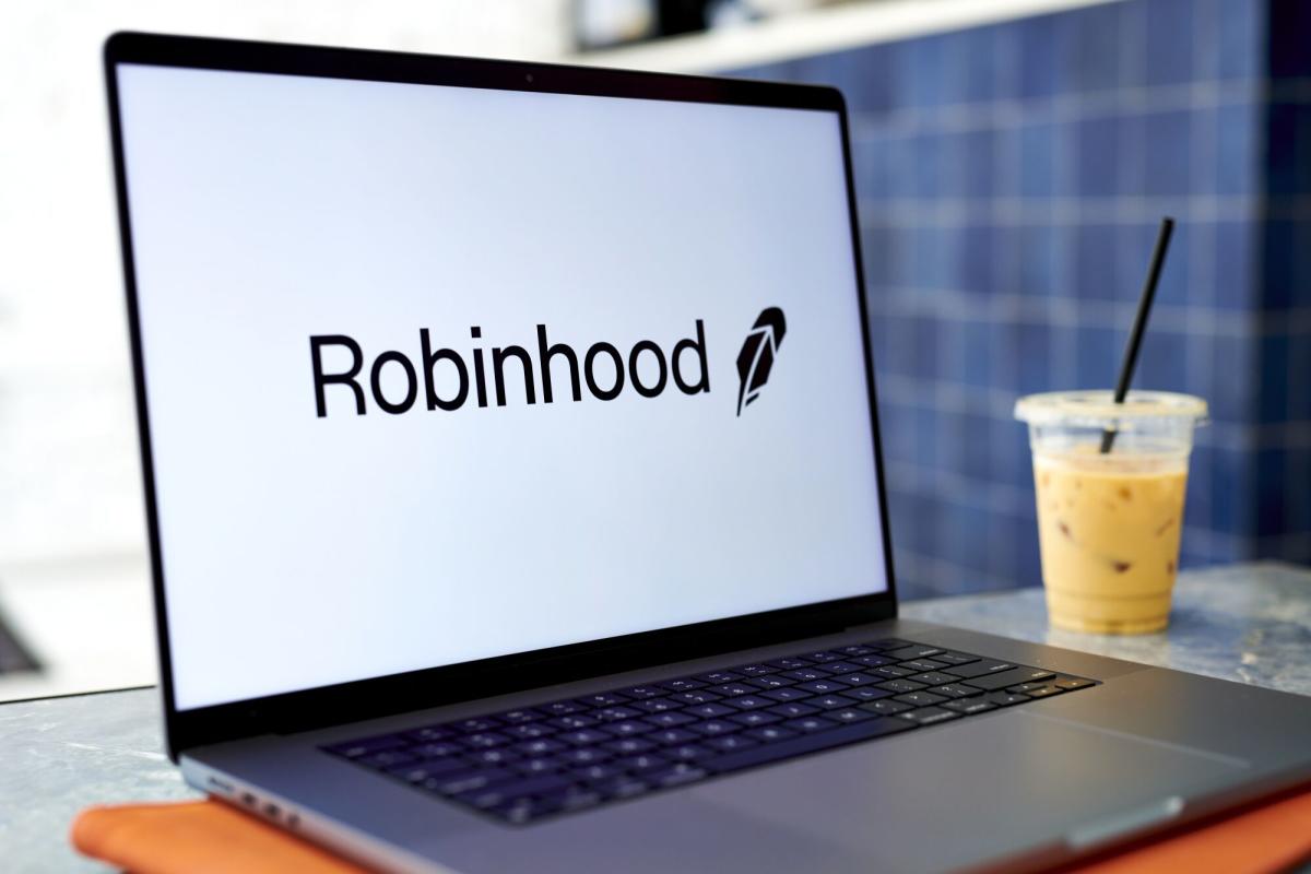 SEC warns Robinhood that its crypto company is facing a lawsuit