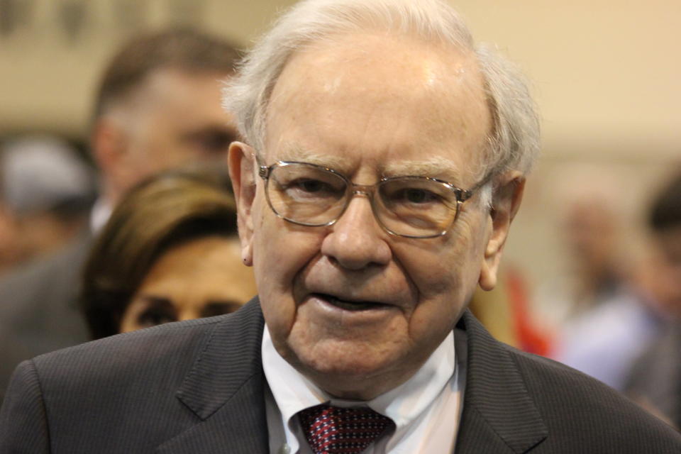 Warren Buffett dumps Apple shares