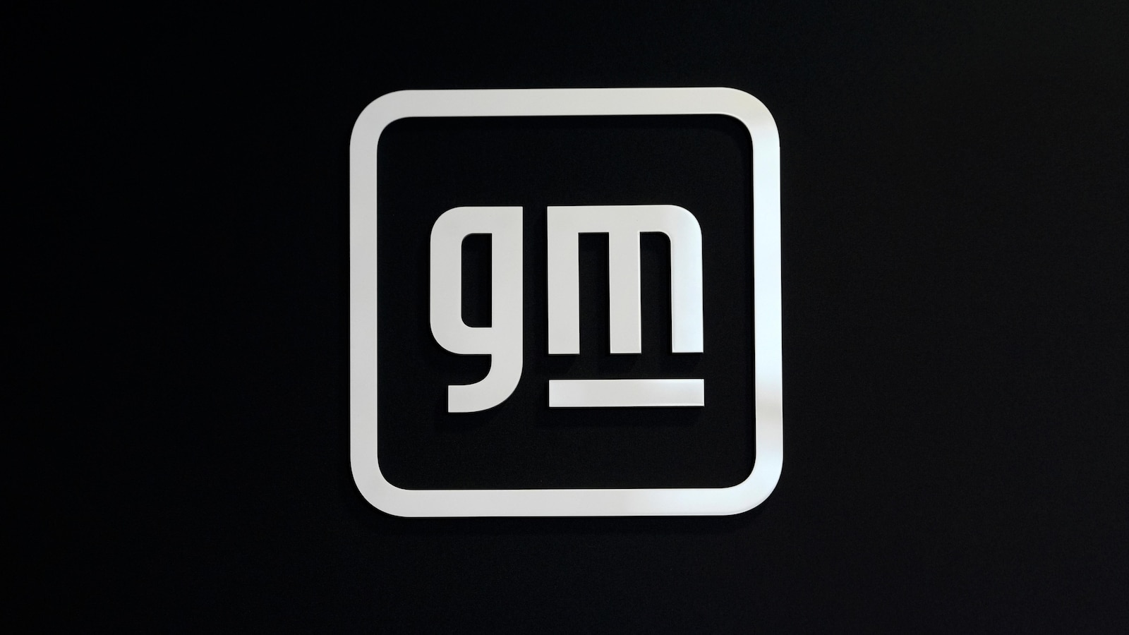 GM is promoting two former Apple executives to key roles in software and digital services development