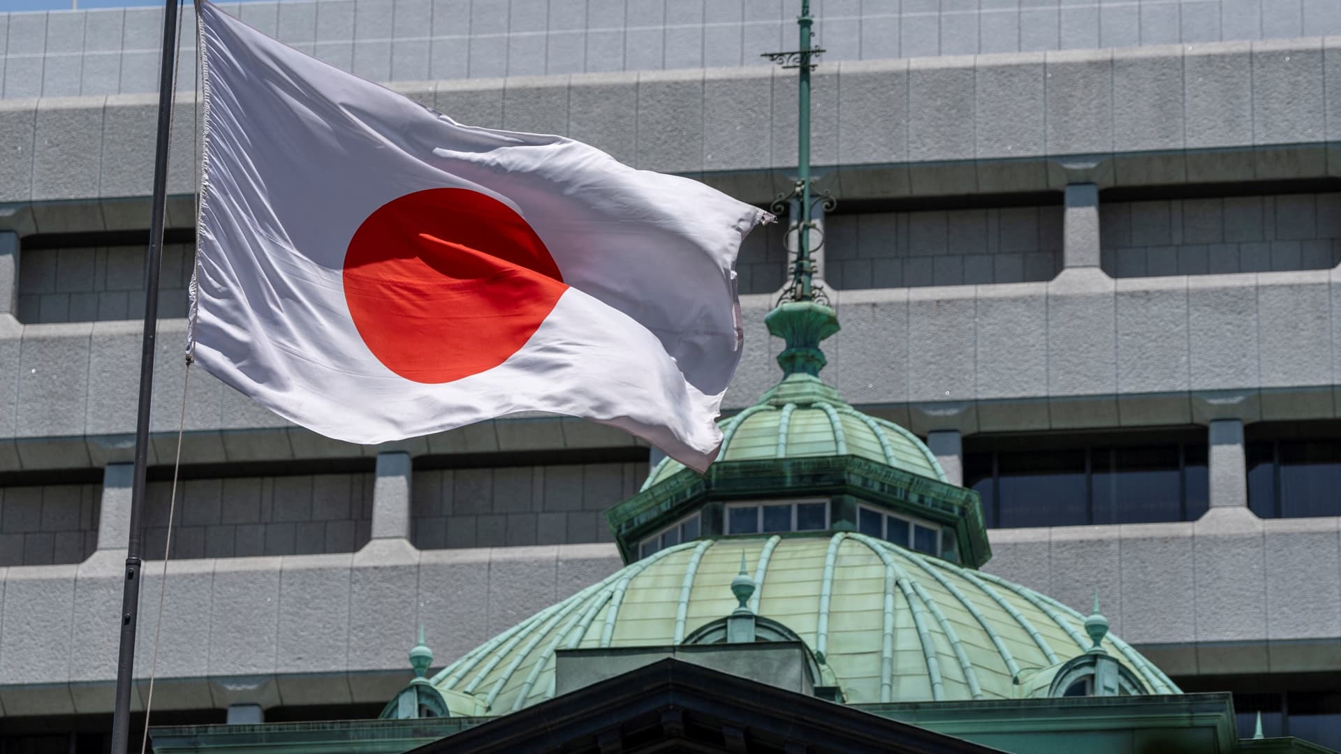 The Bank of Japan plans to reduce purchases of Japanese government bonds and remains on top of interest rates