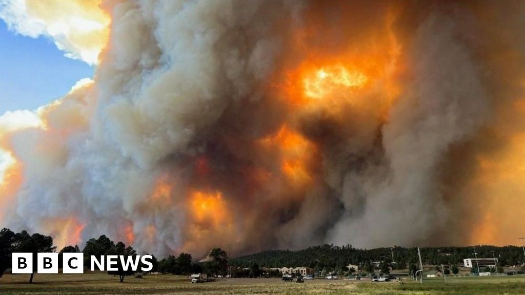 Villagers 'scared to death' by wildfires in New Mexico
