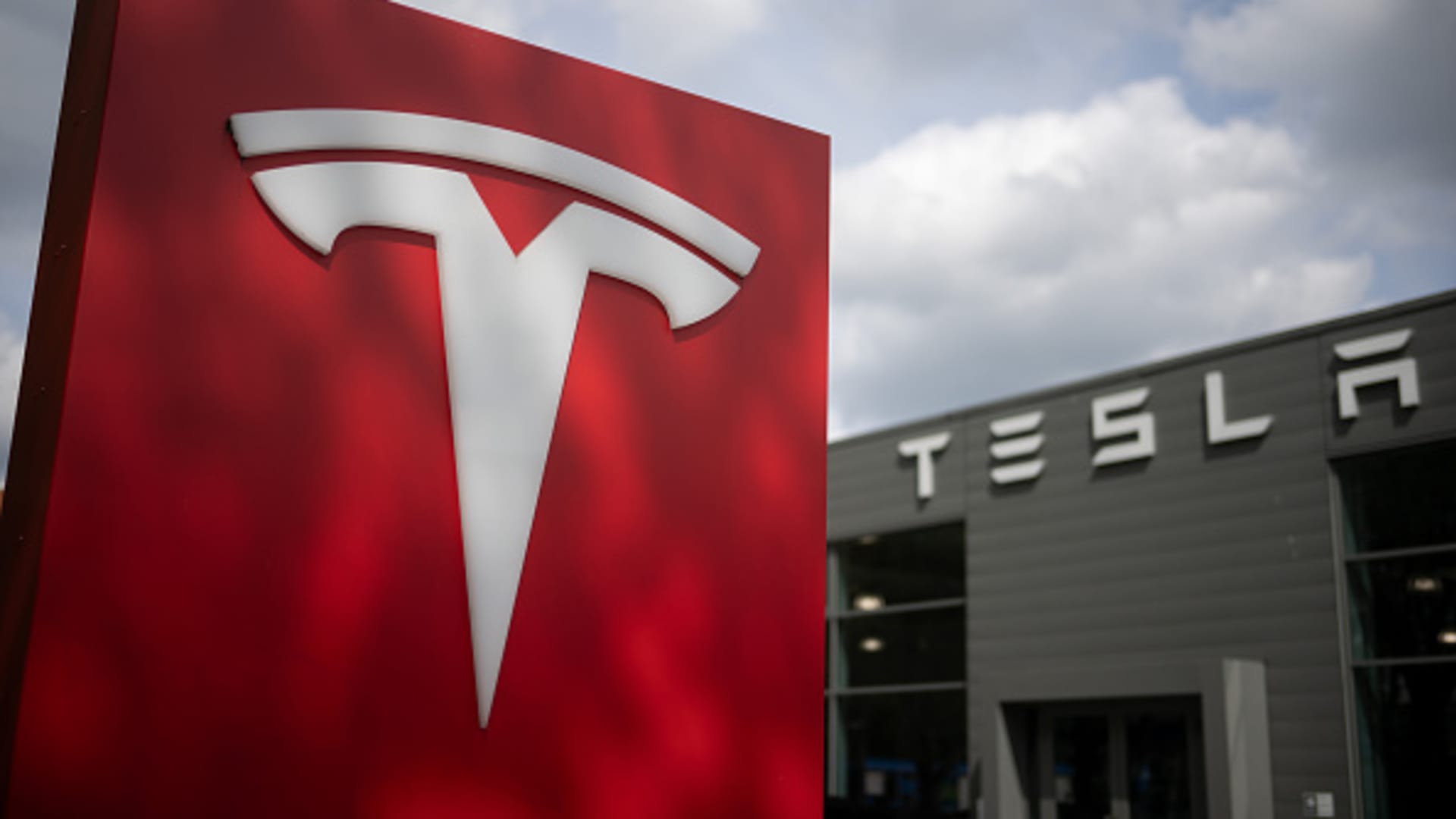 Jim Cramer says Tesla rose during short squeeze, but doubts ServiceNow sell call