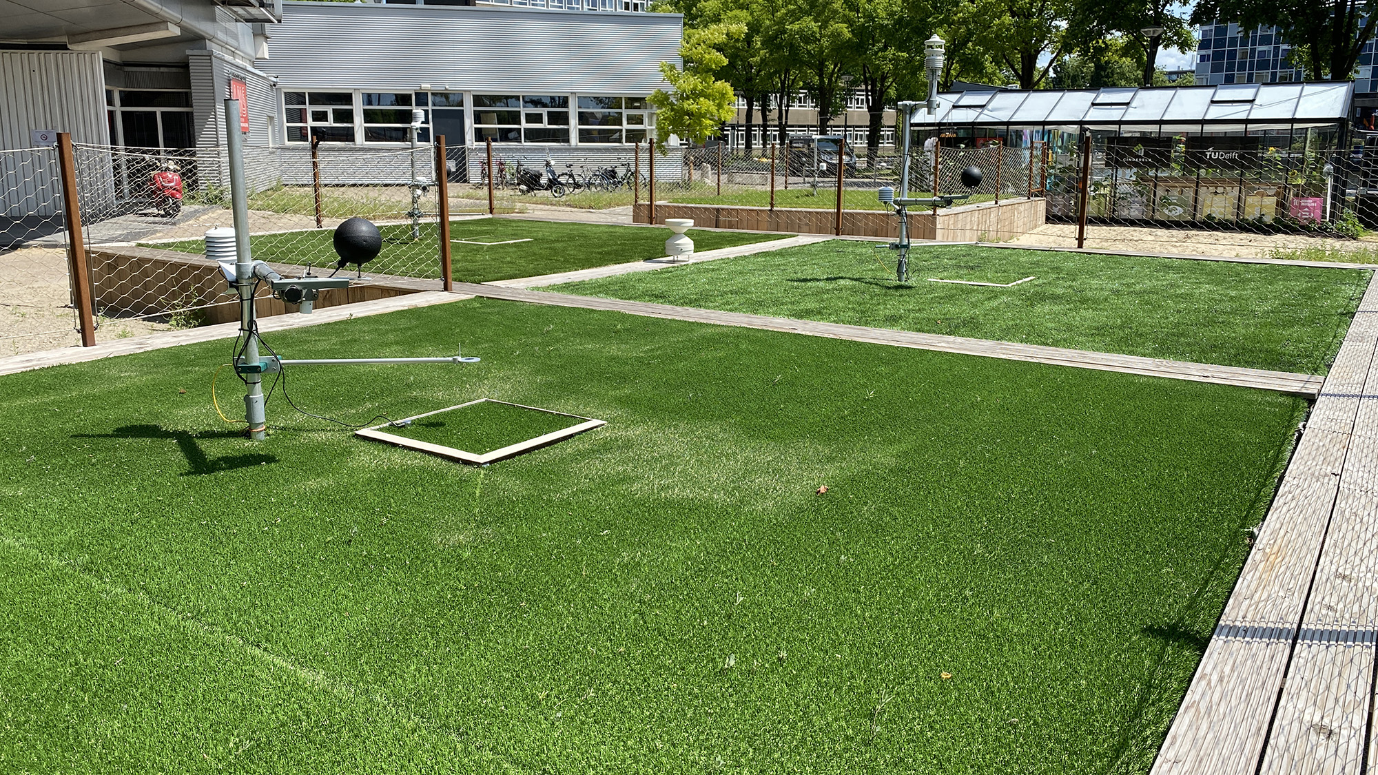 Self-cooling artificial grass can make sultry sports more bearable