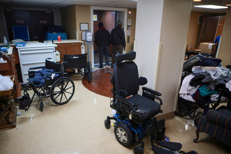 Warren, Schakowsky attack nursing home groups for opposing minimum staffing rule